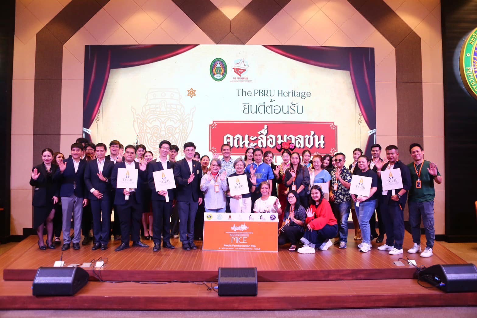 คณาจารย์และนักศึกษาให้การต้อนรับคณะสื่อมวลชนที่มาเข้าร่วมงาน พระนครคีรี-เมืองเพชร ครั้งที่ 38