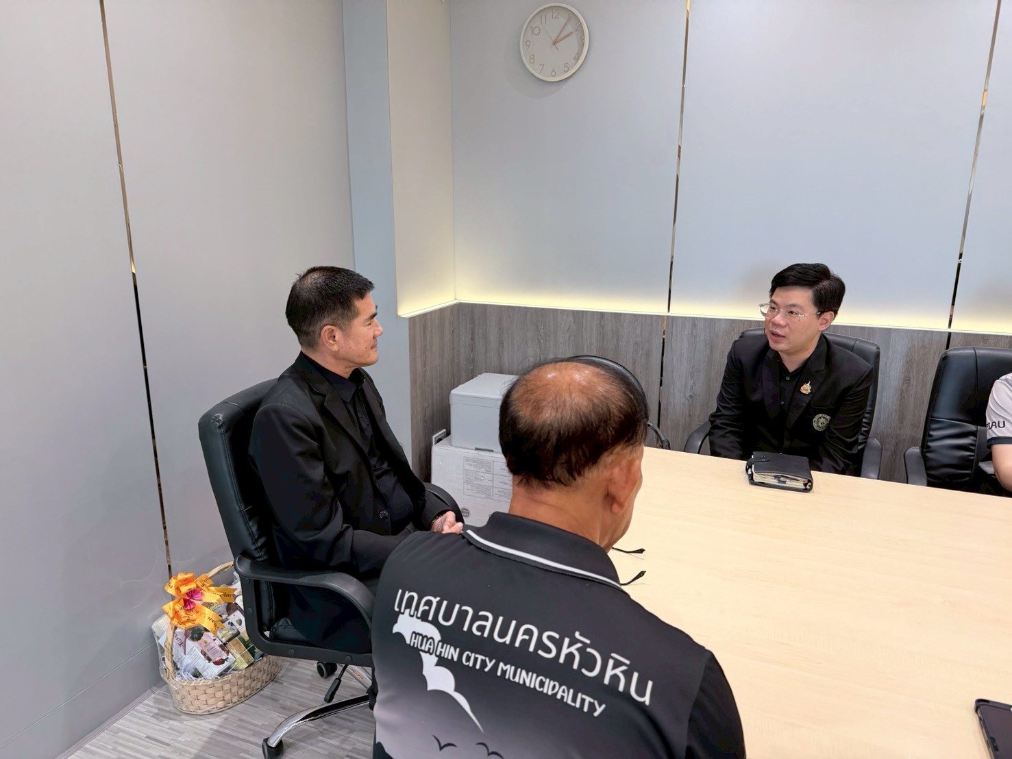 LINE_ALBUM_เข้าพบนายกเทศมนตรีนครหัวหิน_260401_11