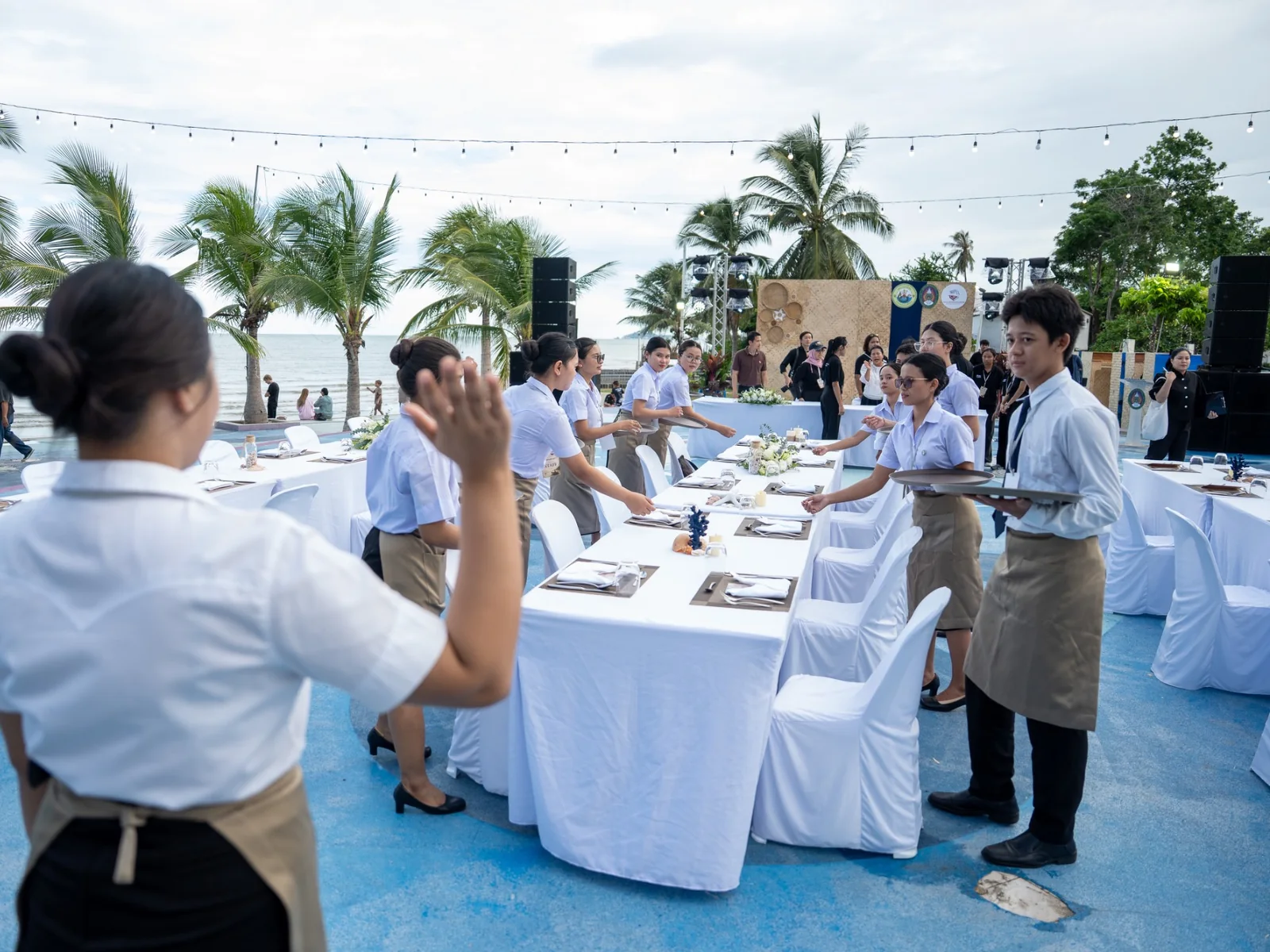นักศึกษา C-FHI กำลังปฏิบัติงานด้านการบริการในบรรยากาศกิจกรรมจริง