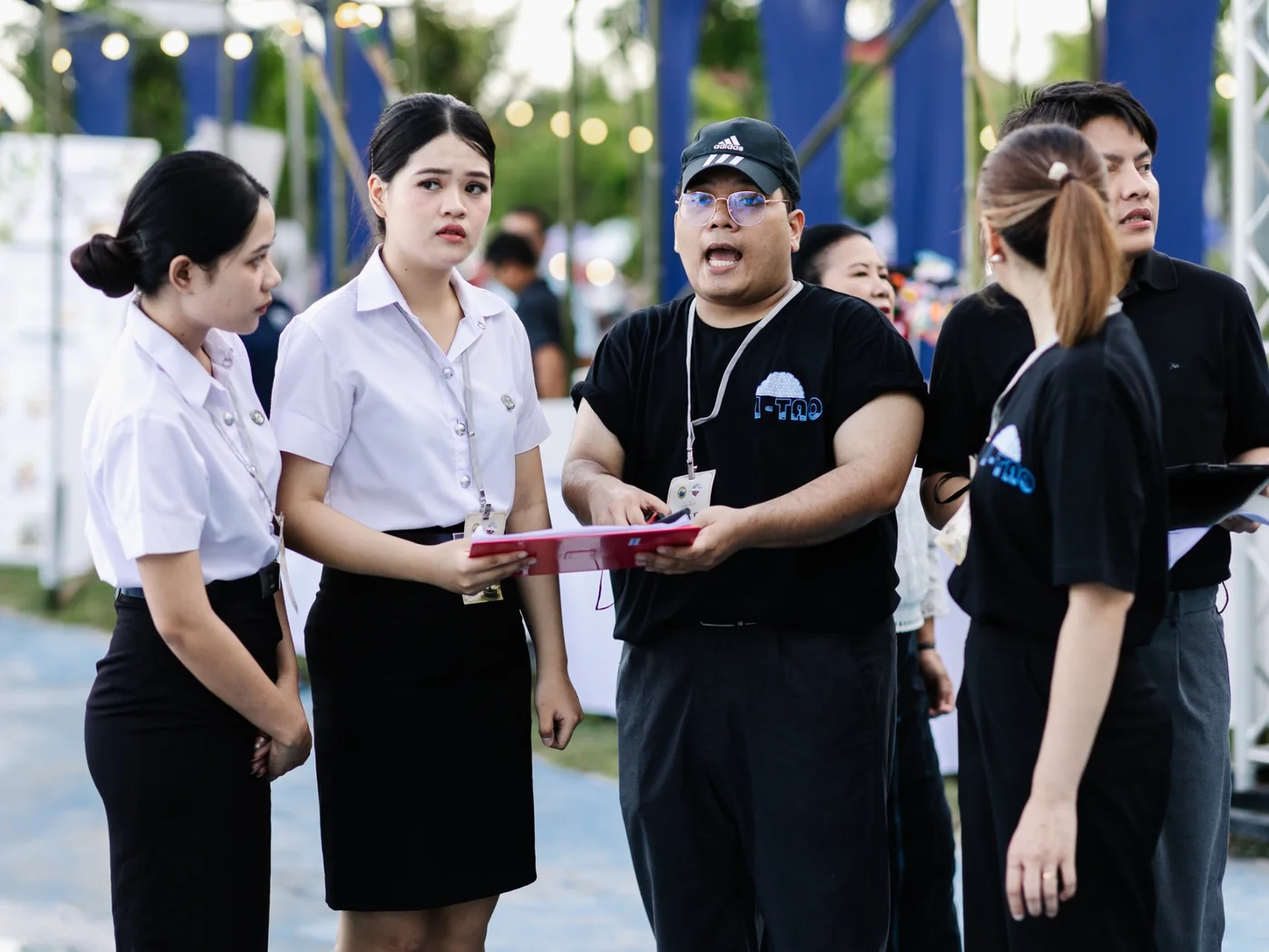 นักศึกษาและทีมงาน C-FHI กำลังวางแผนและทำงานร่วมกันในกิจกรรมภาคปฏิบัติ