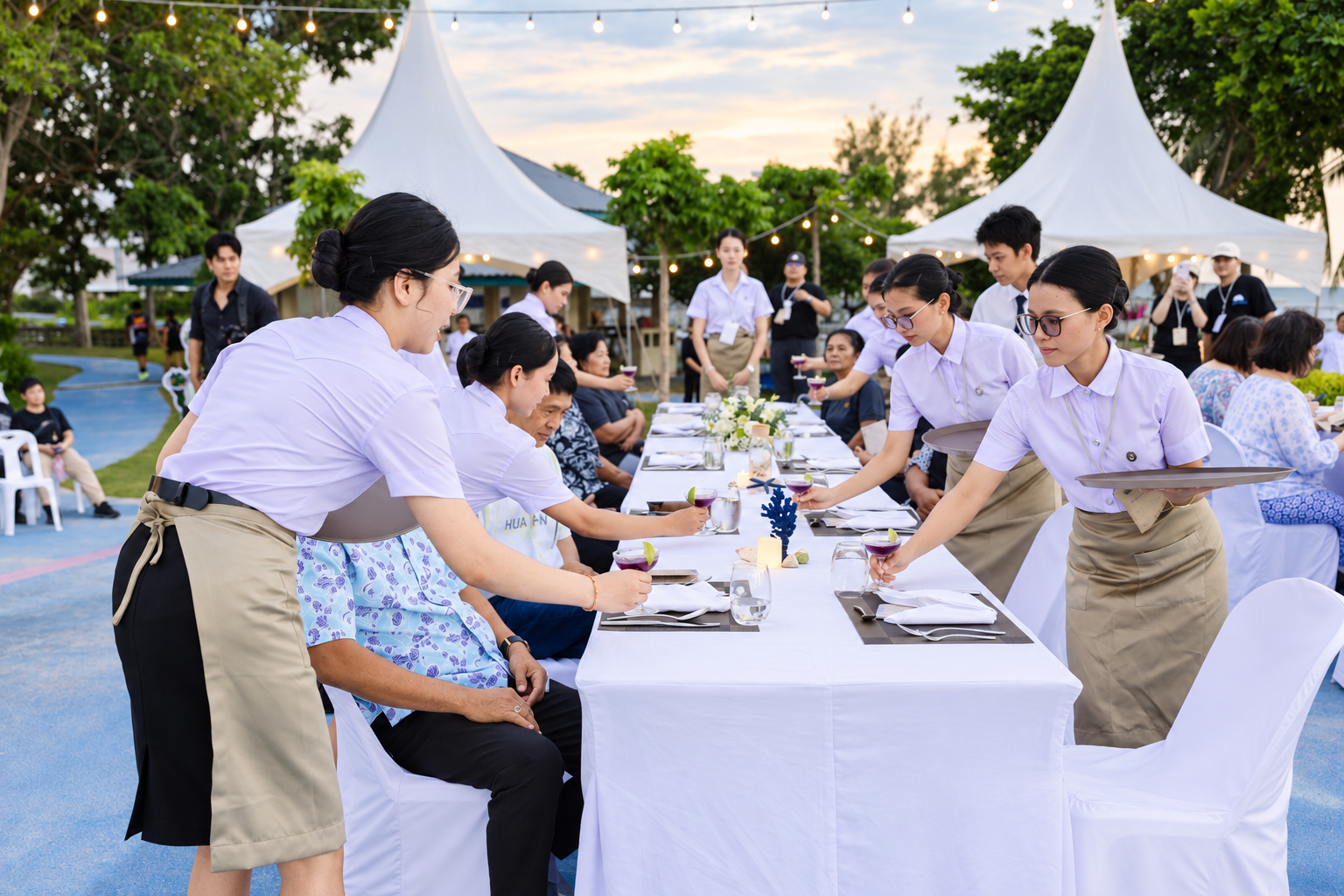 นักศึกษา C-FHI ปฏิบัติงานบริการอาหารร่วมกับผู้เข้าร่วมกิจกรรมในโครงการเขาเต่า