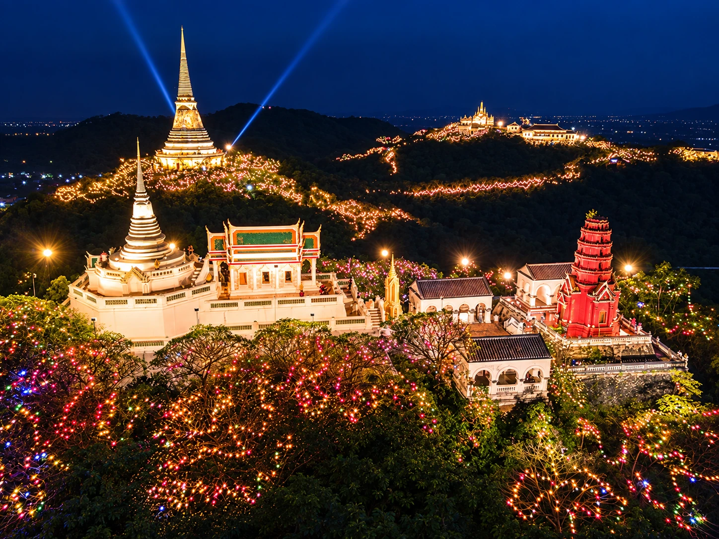 ภูมิทัศน์ยามค่ำคืนของพระนครคีรี จังหวัดเพชรบุรี