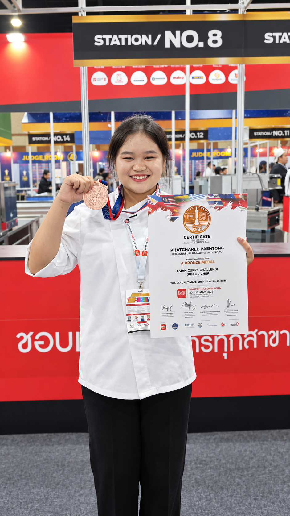 นักศึกษาสาขาอาหารสร้างสรรค์กับเหรียญและประกาศนียบัตรจากการแข่งขัน TUCC 2026