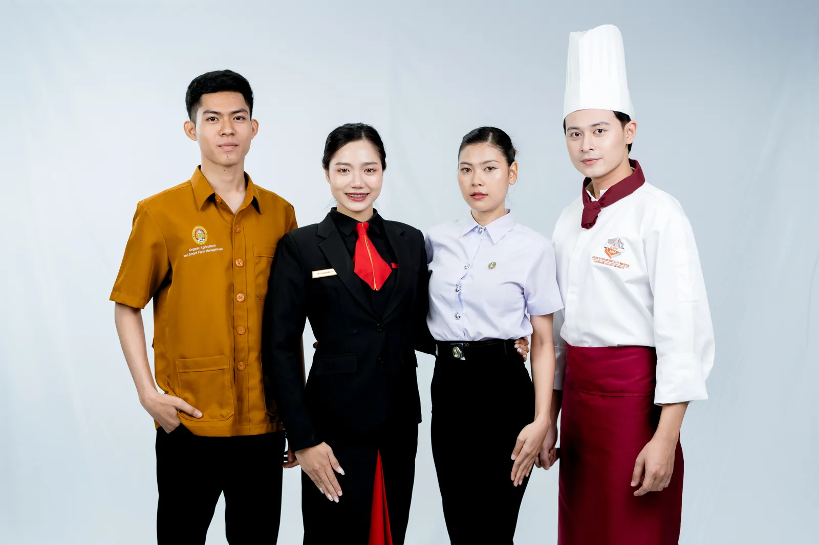 นักศึกษาสี่หลักสูตรของ C-FHI ในเครื่องแบบของแต่ละสาขา